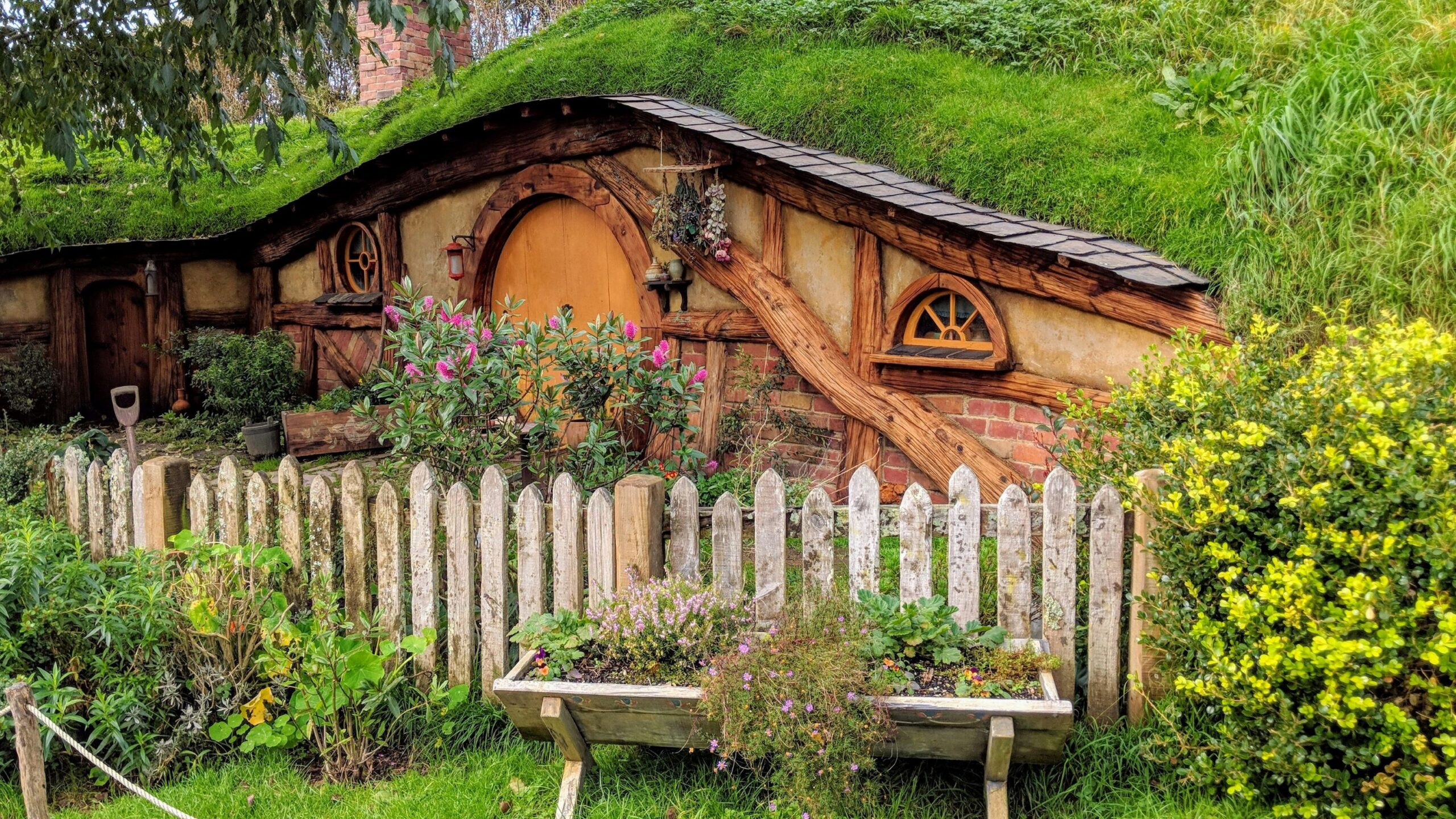 Haus im Hügel mit kleinem Garten