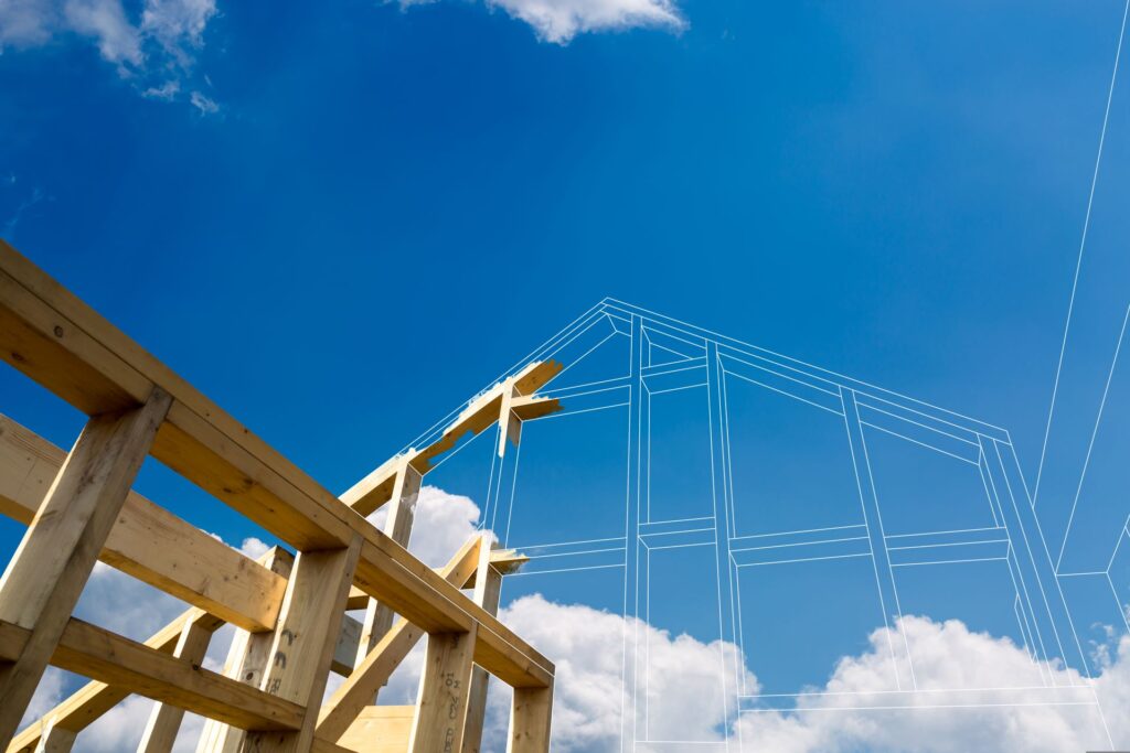 Holzrahmenbau mit Planungsentwurf und blauem Himmel