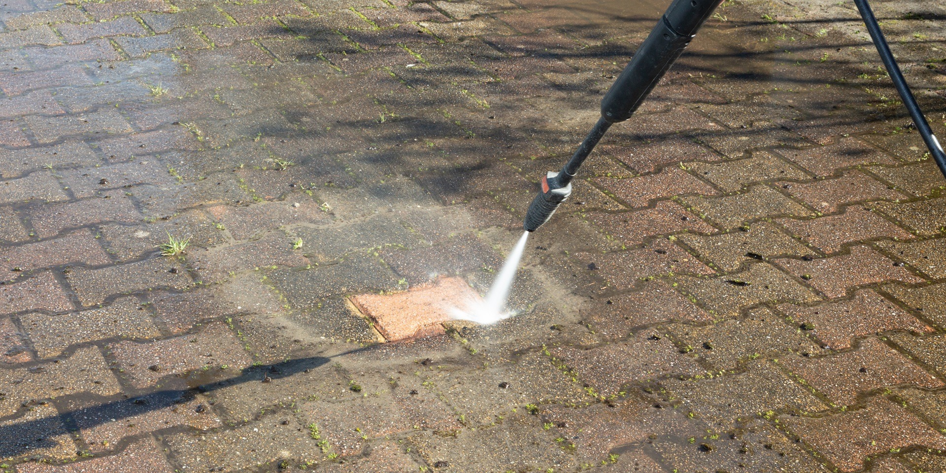 Wasserstrahl entfernt Schmutz von Pflaster | Pflasterreinigung

