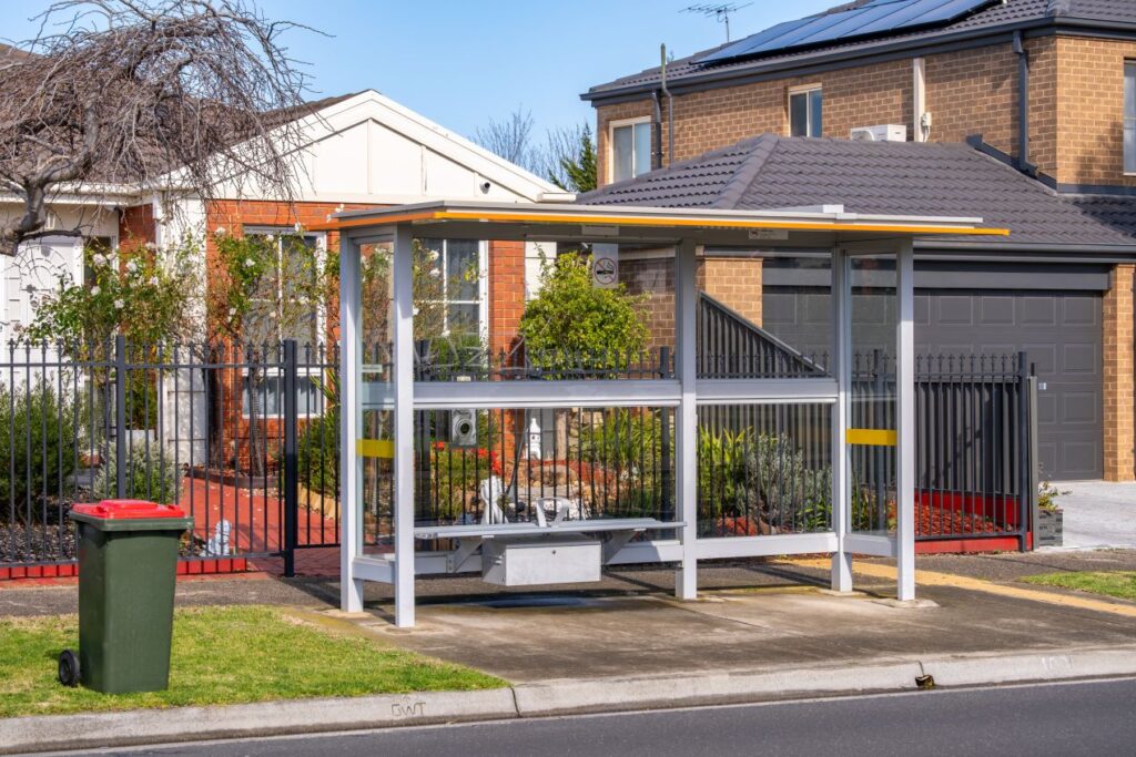 Bushaltestelle auf Asphaltflaeche mit Metallkonstruktion – Beispiel fuer Asphaltschrauben im oeffentlichen Raum